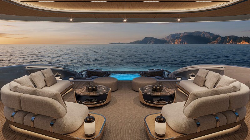 Lounge do Project53 com sofás, piscina e vista para o mar