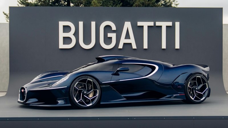 Bugatti visto de lado pelo lado esquerdo durante sua exposição