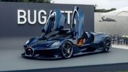 Bugatti Destrier no stand da Bugatti com as duas portas abertas, visto de frente e pelo lado esquerdo