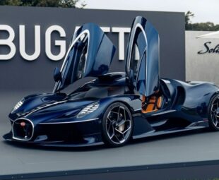 Bugatti Destrier no stand da Bugatti com as duas portas abertas, visto de frente e pelo lado esquerdo