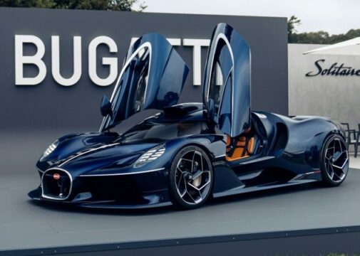 Bugatti Destrier no stand da Bugatti com as duas portas abertas, visto de frente e pelo lado esquerdo