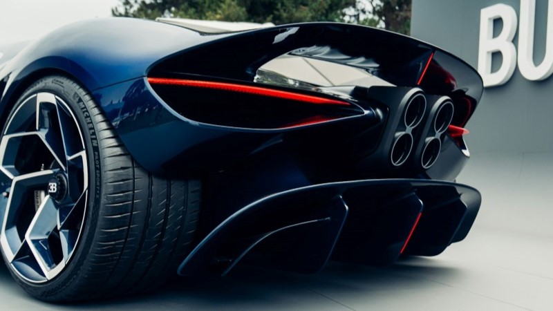 Bugatti Destrier visto em ângulo pela traseira com parte da roda traseira em destaque