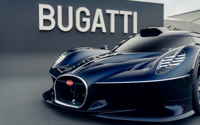 Bugatti Destrier visto em ângulo pela dianteira durante a exposição