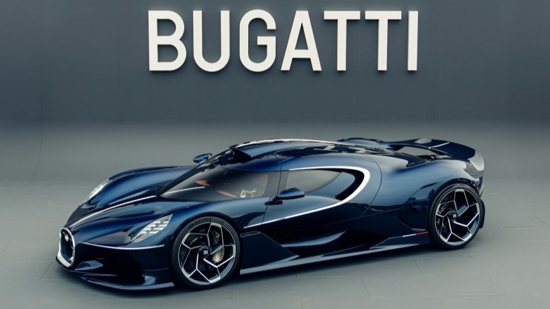 Bugatti Destrier visto em ângulo pelo lado esquerdo no stand da Bugatti