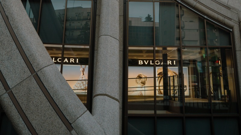 Edifício de grande porte associado visualmente à Bvlgari