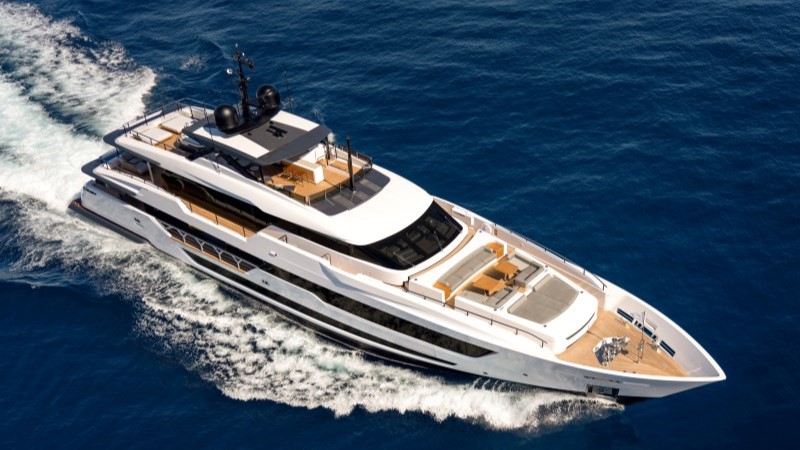 Custom Line 140 visto de cima com destaque para o flybridge e a área de proa