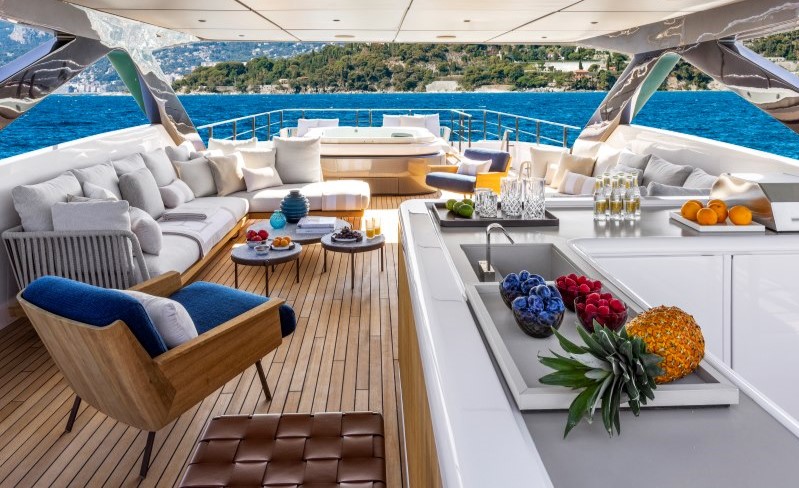 Área de lounge na parte traseira do Custom Line 140 sob o flybridge