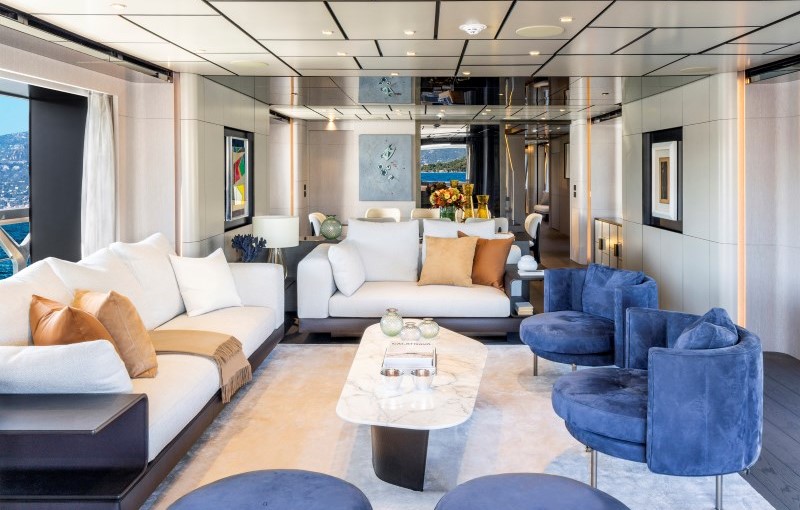 Salão principal do Custom Line 140 com sofá, poltronas e mesa de centro