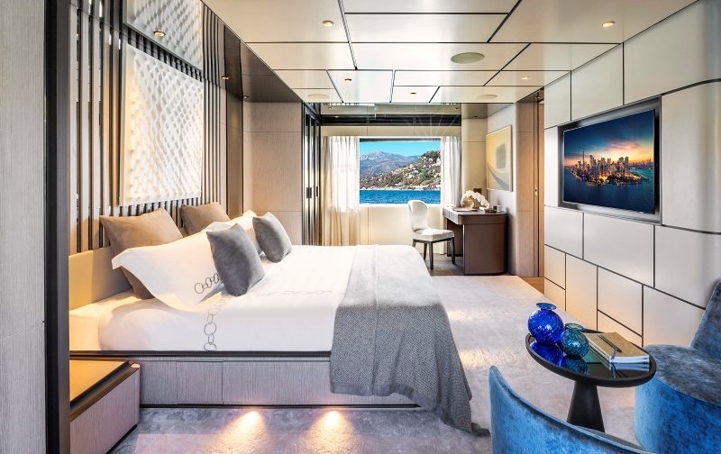 Suíte do proprietário do Custom Line 140 com cama, televisão e acesso ao terraço