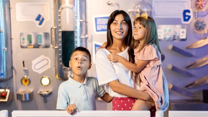 Família se divertindo durante visita a museu de ciência e tecnologia em Viagens e desenvolvimento