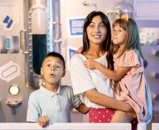Família se divertindo durante visita a museu de ciência e tecnologia