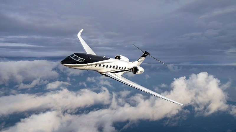 Gulfstream G700 fazendo uma leve curva acima das nuvens