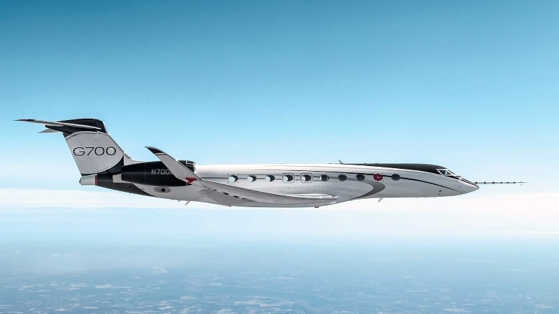 Aeronave em voo visto pela lateral direita