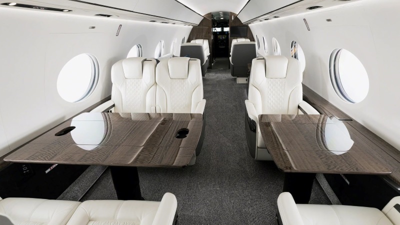 Cabine com poltronas e mesas em diferentes ambientes