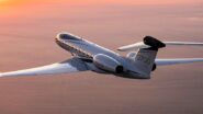 Gulfstream G700 voando em direção ao horizonte sobre as nuvens