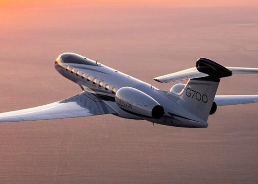 Gulfstream G700 voando em direção ao horizonte sobre as nuvens