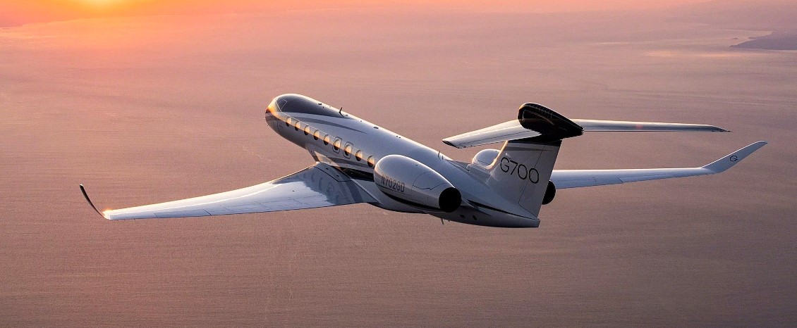 Gulfstream G700 voando em direção ao horizonte sobre as nuvens