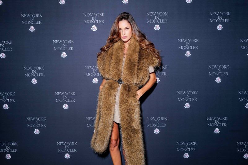 Izabel Goulart na inauguração da Moncler na Quinta Avenida