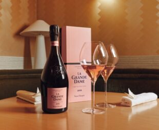 La Grande Dame Rosé 2018 e sua caixa apresentados lado a lado ao centro