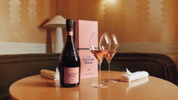 La Grande Dame Rosé 2018 e sua caixa apresentados lado a lado ao centro