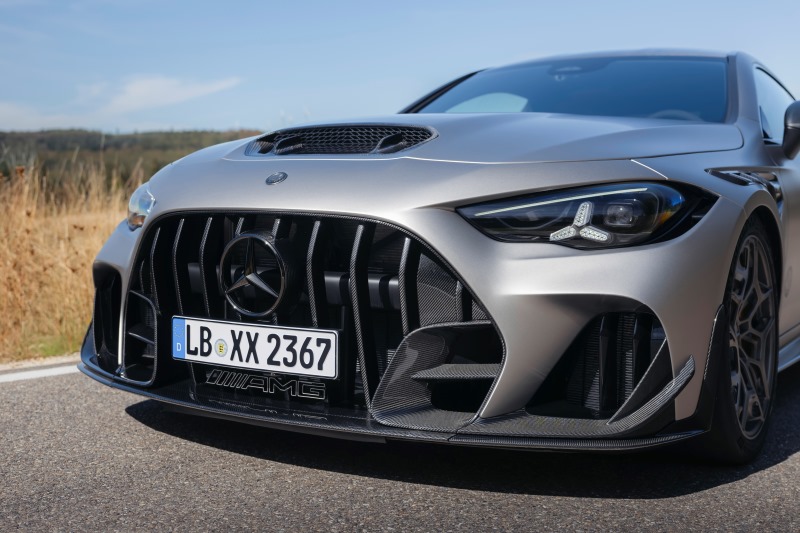 Detalhe da dianteira do Mercedes-AMG CLE 646 com grandes entradas de ar