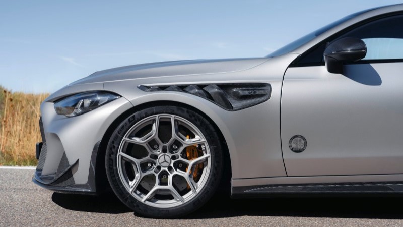 Lateral dianteira do Mercedes-AMG CLE 646 com roda AMG Performance de 20 polegadas