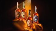 Quatro garrafas de Michter's posicionadas ao centro da imagem