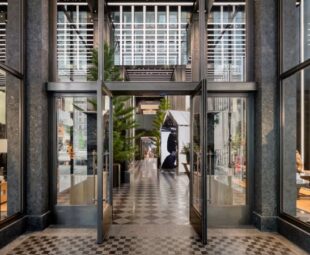 Entrada da nova flagship da Moncler na Quinta Avenida em Nova York