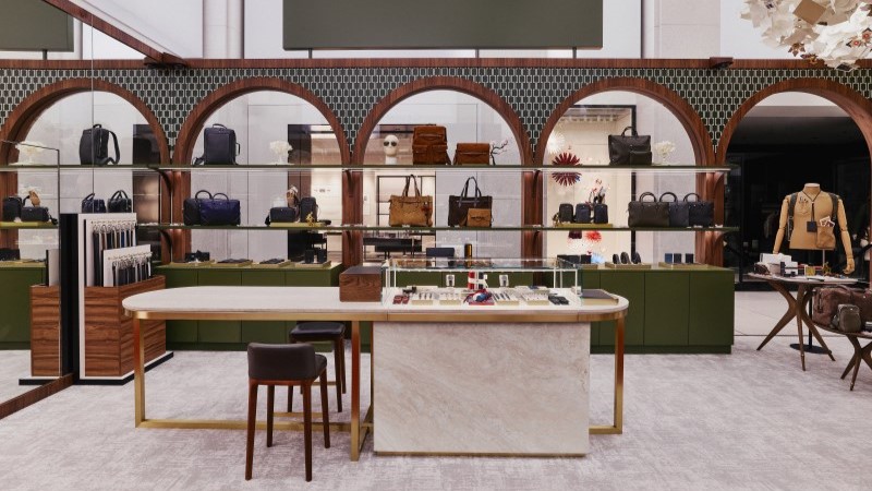 Interior do pop-up Montblanc na Alsterhaus com mesa e áreas de exposição
