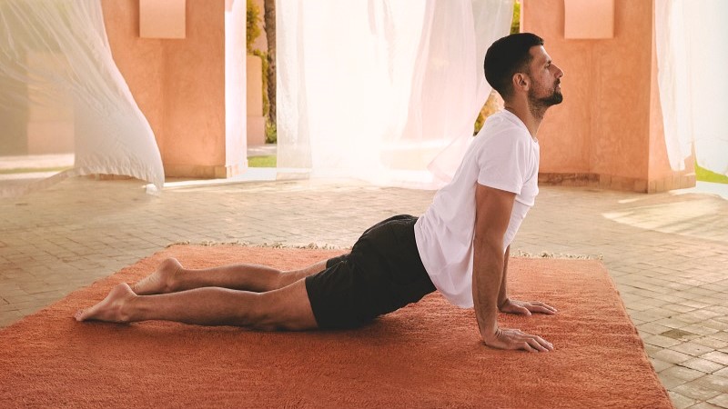 Novak Djokovic fazendo alongamento na área de wellness do Amanjena