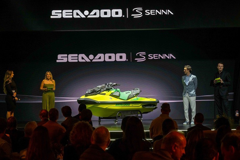 Palco com Sea-Doo Senna 350 Bruno Senna Bianca Senna e Michael Codd