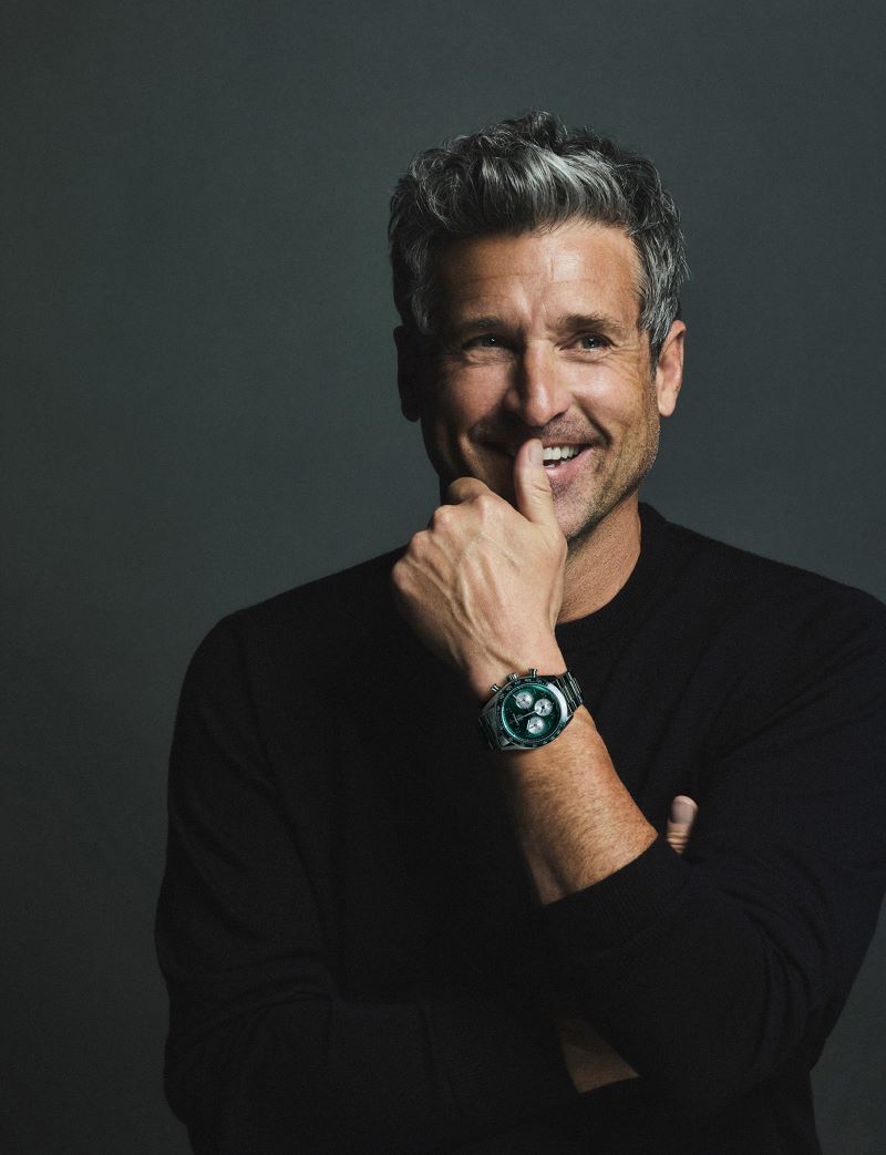 Patrick Dempsey com os braços cruzados, embaixador da TAG Heuer Carrera