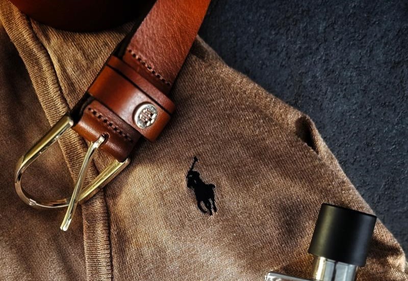 Camisa polo com logo de cavaleiro e detalhe de cinto em composição de moda