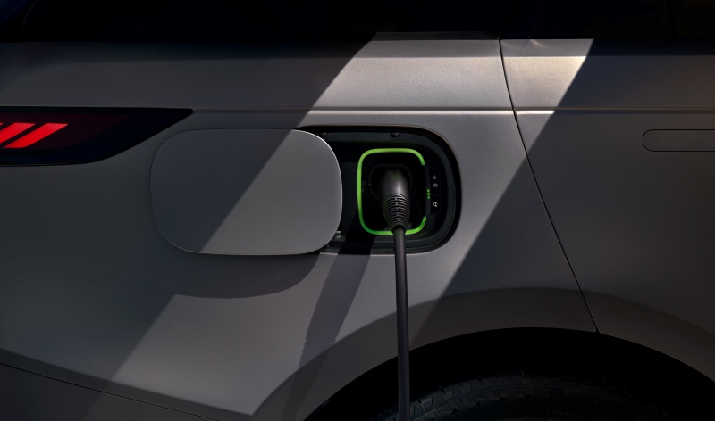 Cabo conectado ao Range Rover Sport Electric durante o carregamento