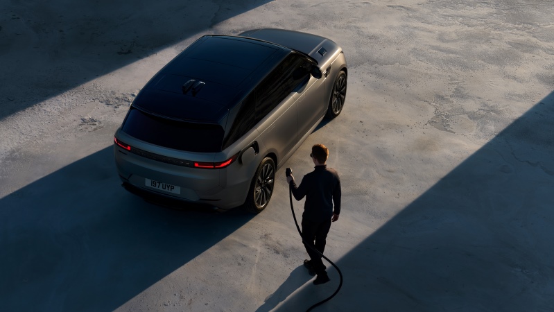 Homem conectando o carregador ao Range Rover Sport Electric
