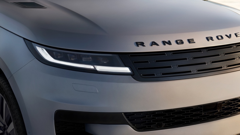 Dianteira do Range Rover Sport Electric com farol, grade inferior e capô