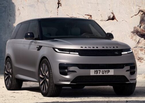 Range Rover Sport Electric visto de frente em uma pedreira