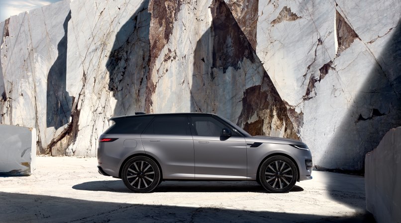 Range Rover Sport Electric visto de lateral em uma pedreira