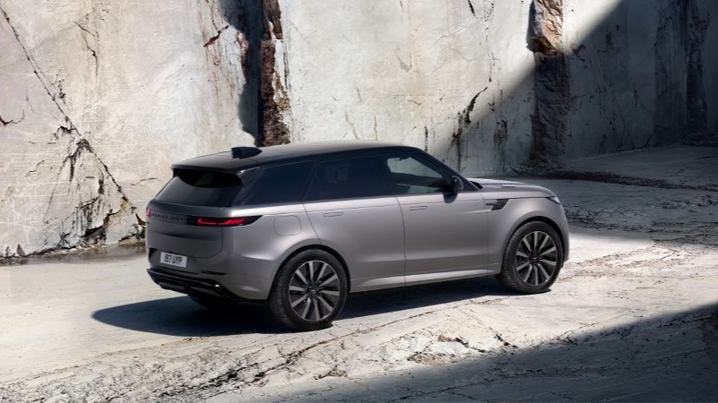Range Rover Sport Electric visto de cima em ângulo lateral em área de testes