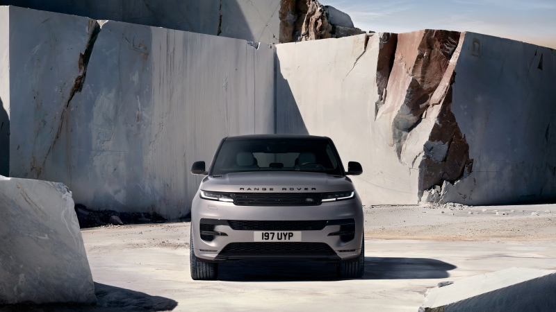 Vista frontal do Range Rover Sport Electric com faróis e grade