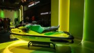 Sea-Doo Senna 350 visto de lado sobre suporte