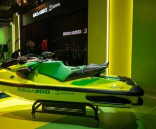 Sea-Doo Senna 350 visto de lado sobre suporte
