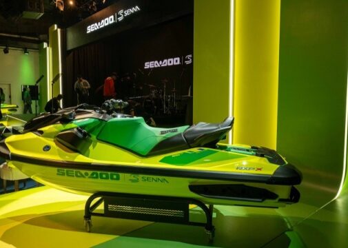 Sea-Doo Senna 350 visto de lado sobre suporte
