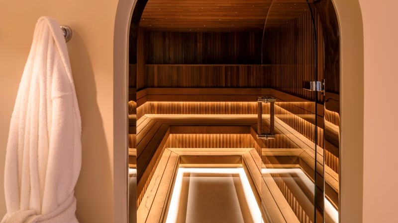 Entrada da área de spa com sauna seca ao fundo no Byblos