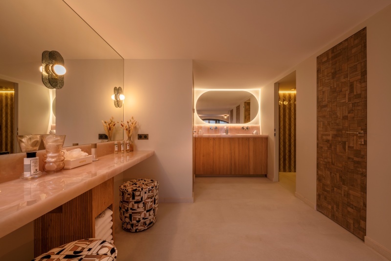 Bancada de mármore com produtos em área interna do Spa Byblos by Sisley