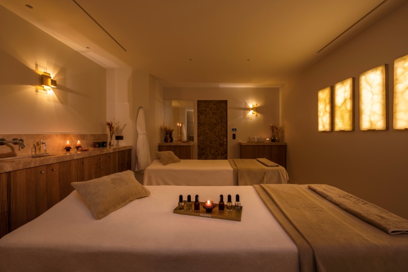 Sala de tratamentos do Spa Byblos by Sisley com duas camas paralelas