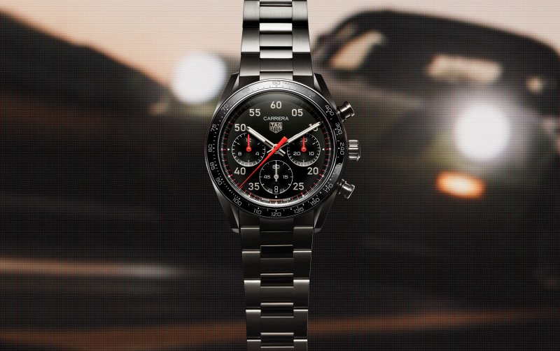 TAG Heuer Carrera Chronograph Sport CDB2110 em composição inspirada no automobilismo