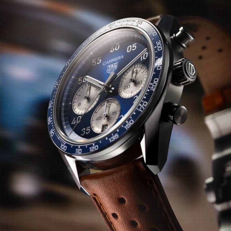 TAG Heuer Carrera Chronograph Sport CDB2111 com pulseira de couro em cenário automobilístico