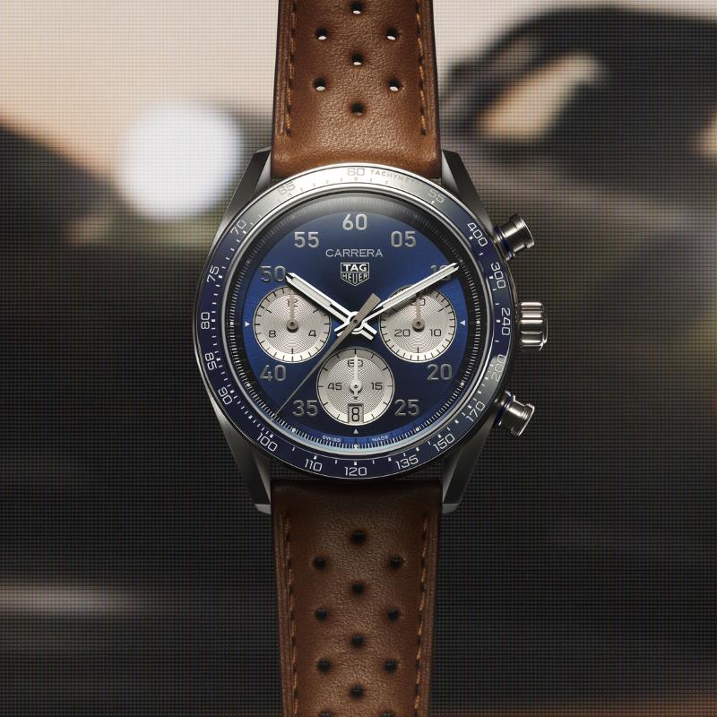 TAG Heuer Carrera Chronograph Sport CDB2111 com pulseira de couro marrom em formato vertical