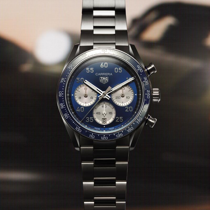 TAG Heuer Carrera Chronograph Sport CDB2111 em cenário automobilístico